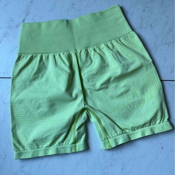 GYMSHARK Vital Seamless Shorts - lime green - size medium - Picture 2 of 7